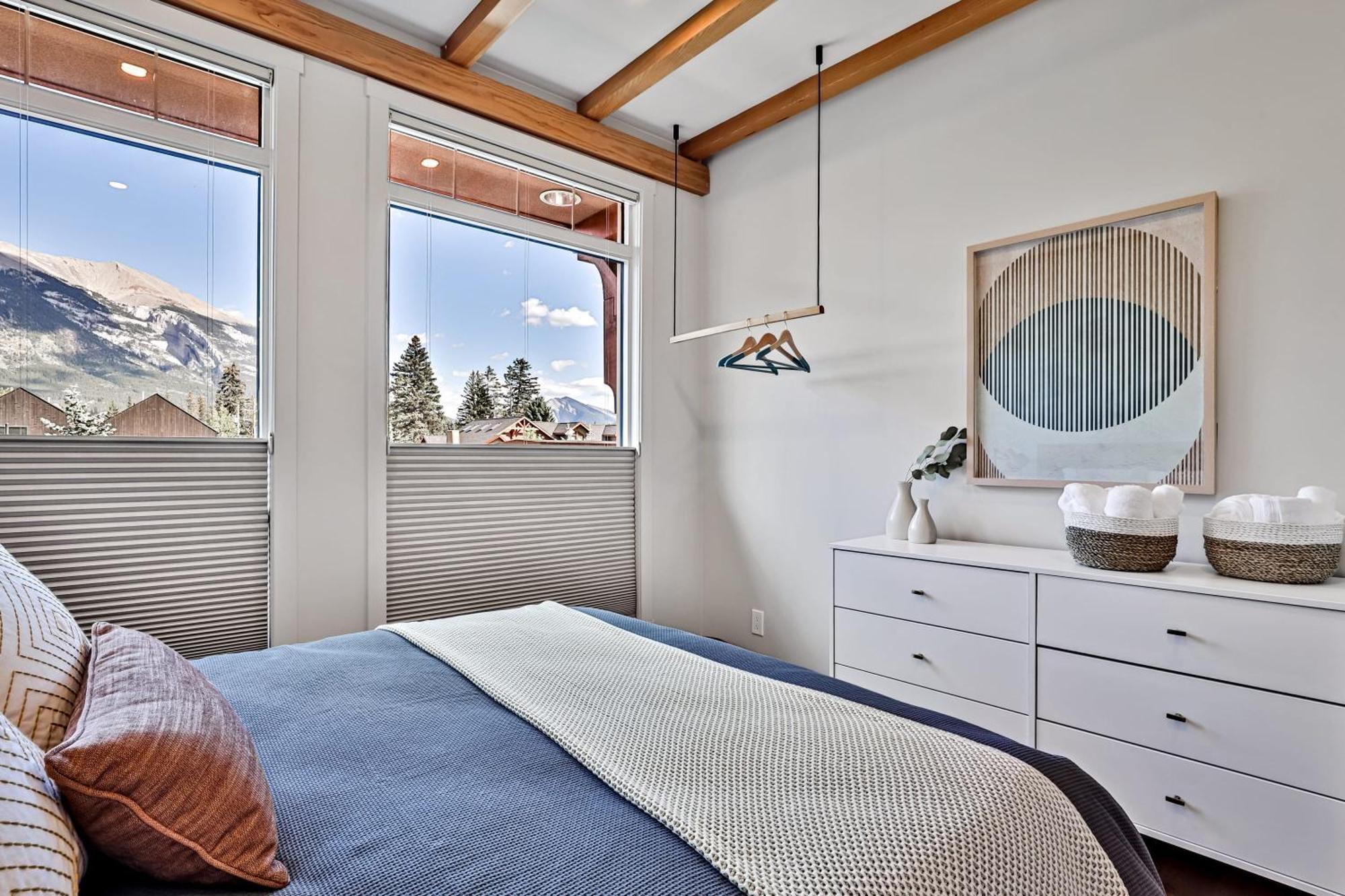 Ravens Crest Lodge - Stunning Views Perfectly Located On Main Street Canmore Exterior foto